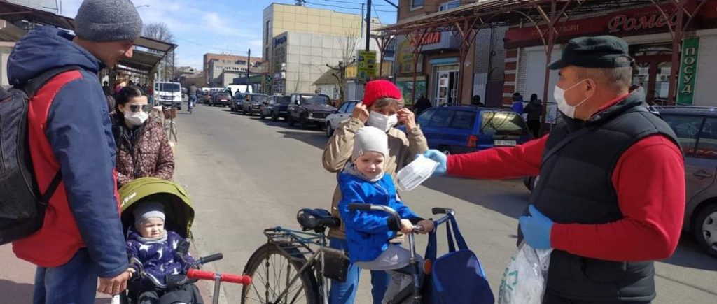 На Вінниччині представники “Європейської Солідарності” роздавали людям маски