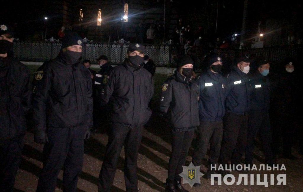На Буковині побилися прихожани двох церков: поліція ледве розборонила 40 осіб