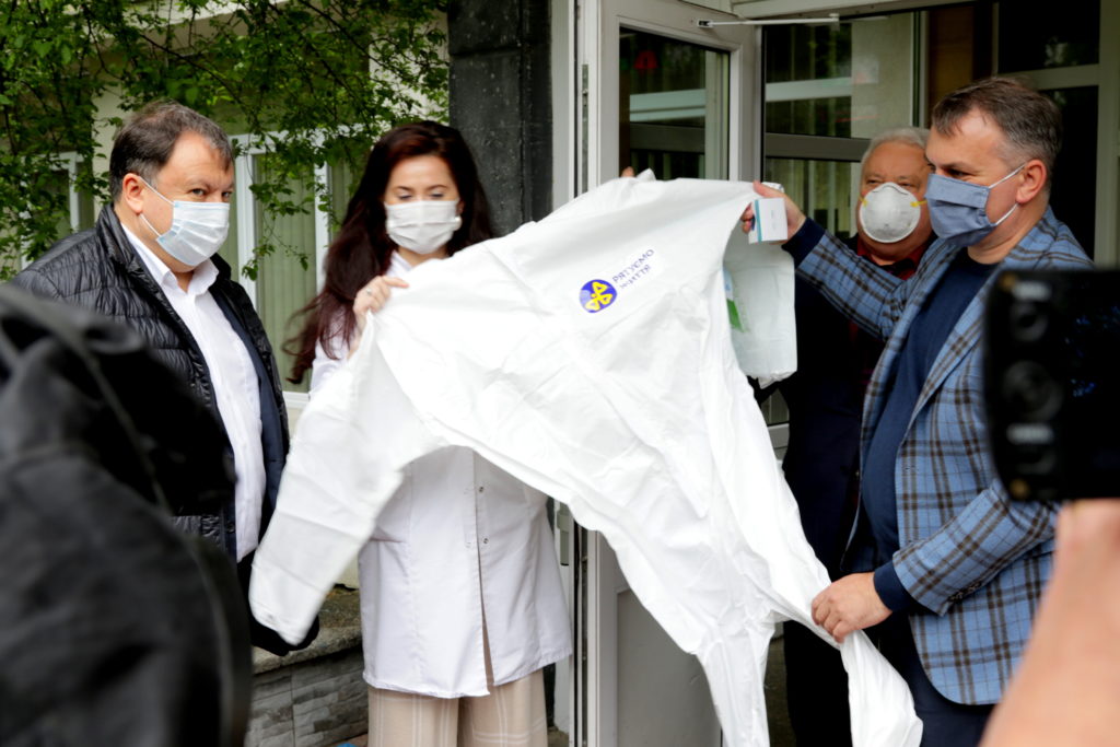 Нардепи від “ЄС” Княжицький та Синютка передали захисні костюми у львівські лікарні