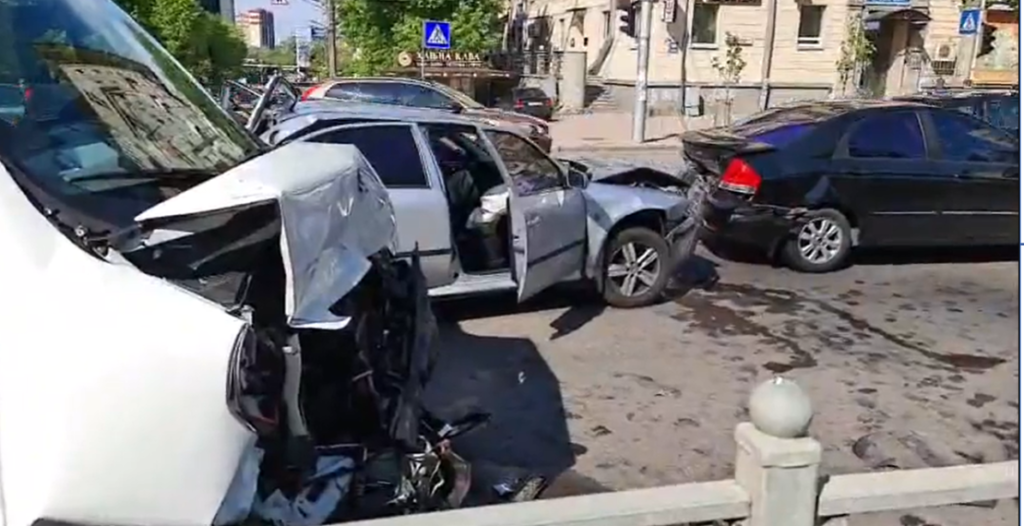В Киеве грузовик врезался сразу в два легковых автомобиля, есть пострадавшие: подробности, фото и видео