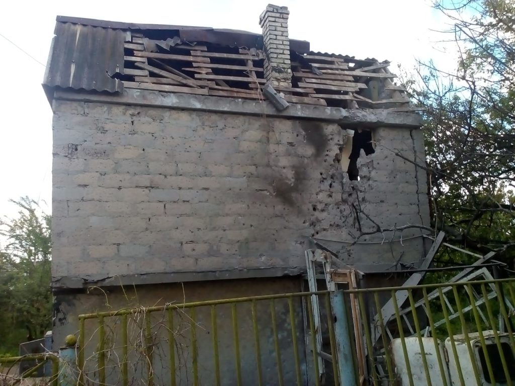 На Донеччині окупанти обстріляли цивільні будинки з артилерійських систем