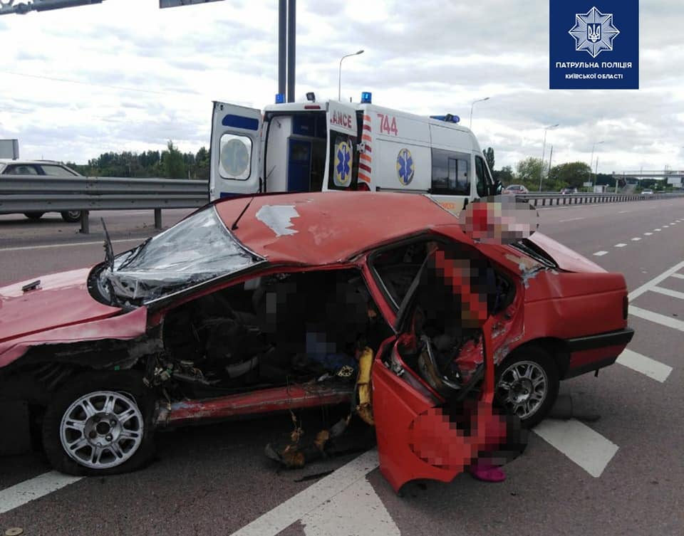 На Київщині легковий автомобіль врізався у відбійник: загинуло троє осіб, серед них мала дитина