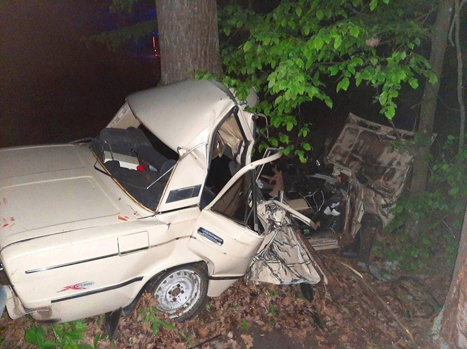 Моторошна ДТП на Київщині: легковик в’їхав у дерево, загинуло троє людей