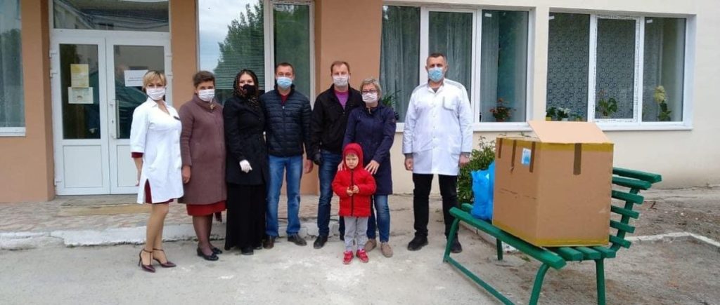 Медикам Тернопільщини  Софія Федина з однопартійцями передала захисні костюми від Фонду Порошенка