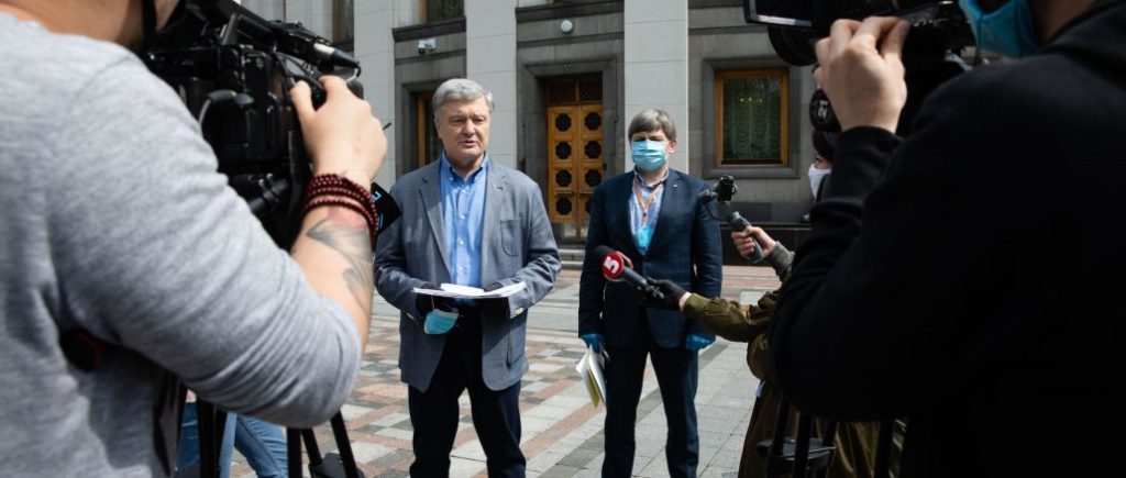 Лікарі мають вже за квітень отримати 300% доплати та повинні бути застраховані – Порошенко