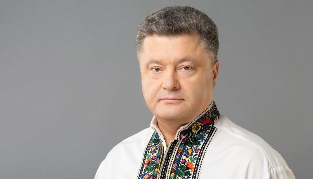Хай наш національний одяг надає нам сил і віри у перемогу – Петро Порошенко привітав українців з Днем вишиванки