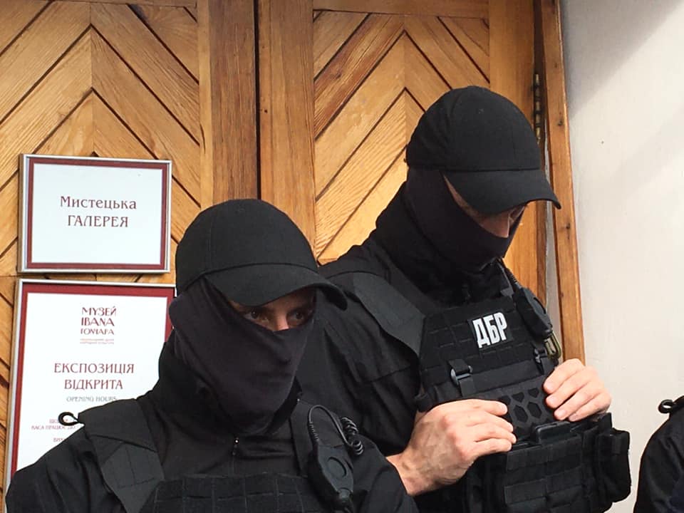 Директора музея Ивана Гончара следователь ГБР заставил подписать неизвестный документ