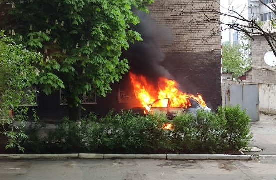 В окупованому Донецьку біля будівлі “поліції” стався потужний вибух: фото, відео