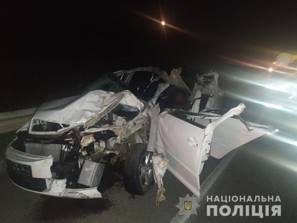 На Миколаївщині вантажівка розтрощила легковий автомобіль, є загиблі: моторошні фото