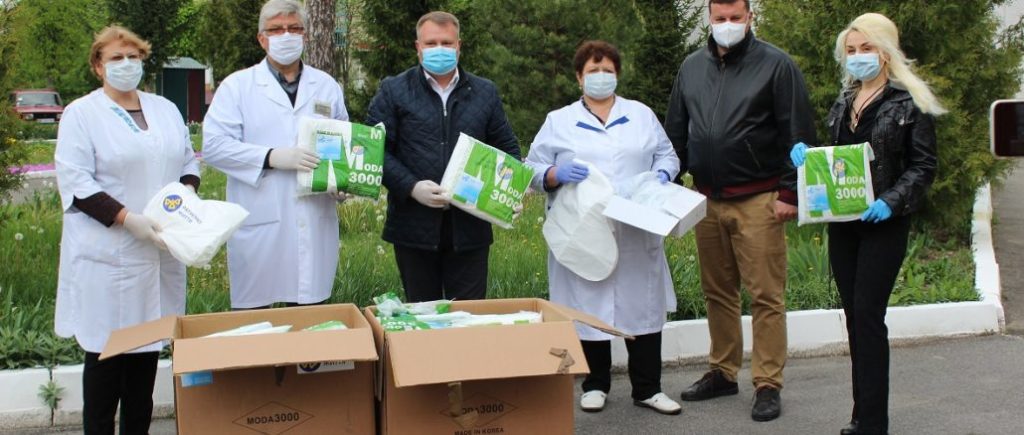 Представники Фонду Порошенка передали захисні костюми медикам Прикарпаття, Вінниччини та Полтавщини