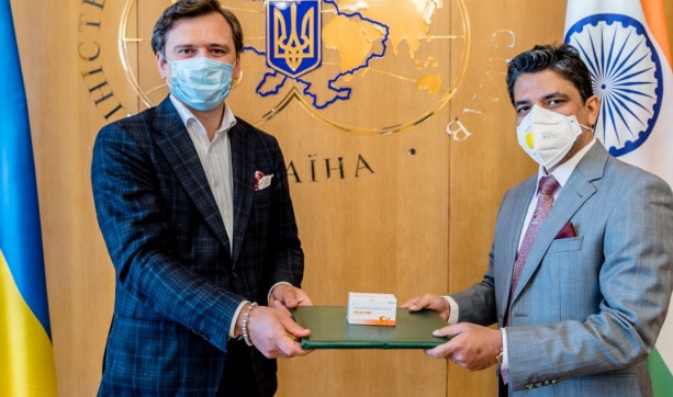 Індія передала Україні велику партію препаратів для боротьби з коронавірусом