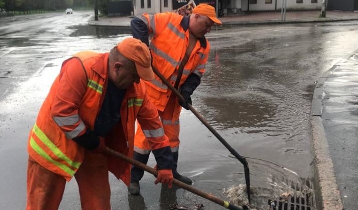 Потужна злива у Києві: на вулиці столиці вигнали спецтехніку