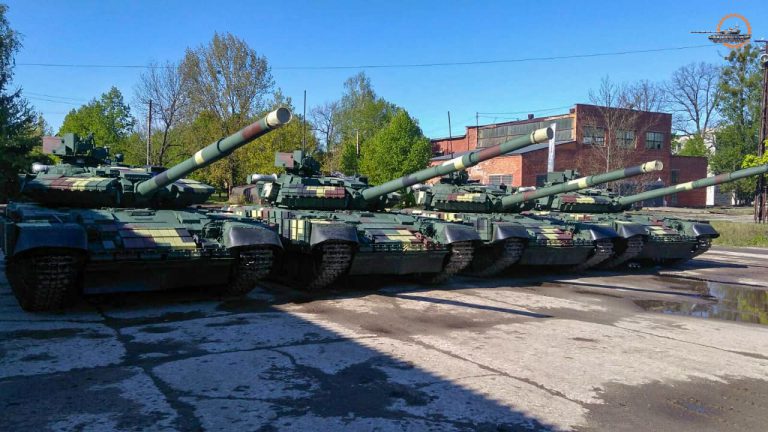 Львівський бронетанковий передав військовим шість модернізованих танків Т-64 та Т-72: фото