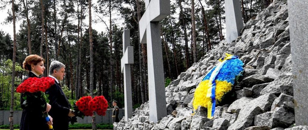 Трагедія комуністичного терору має стати запобіжником від “русского мира” на українській землі – Порошенко