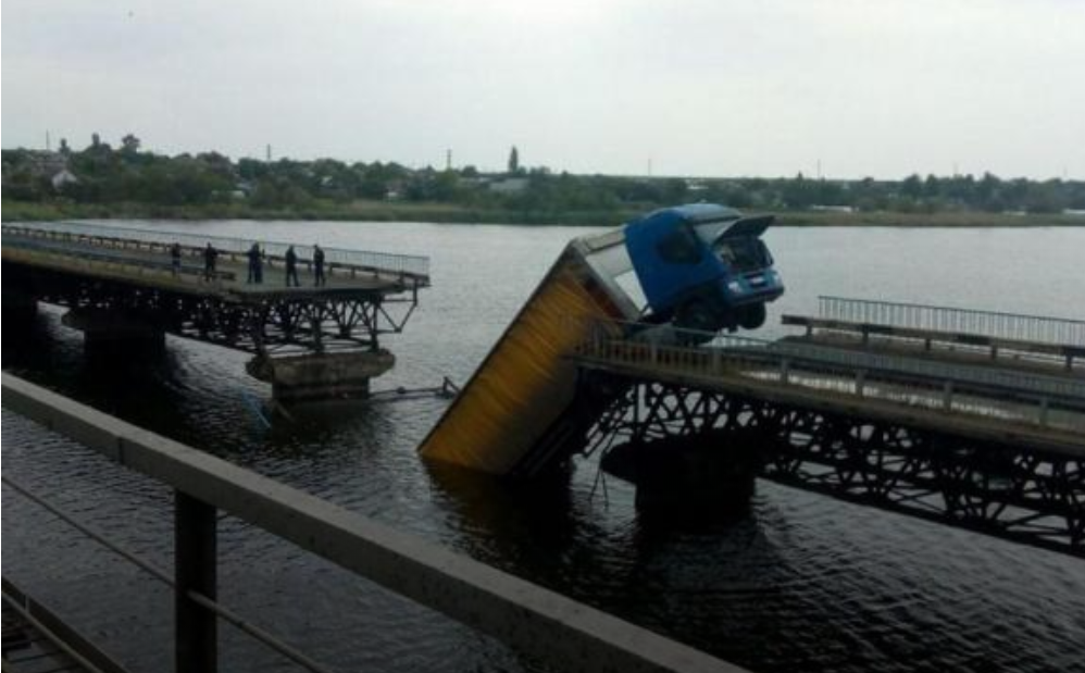 На Дніпропетровщині обвалився міст під час руху вантажівки: фото, відео