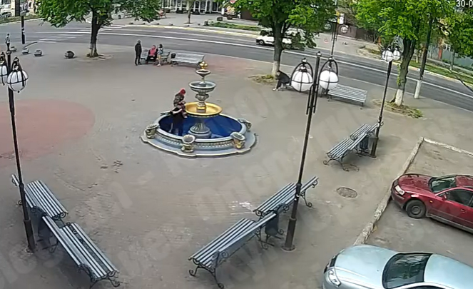 На Київщині жінка залізла на фонтан разом з дитиною та розбила його: відео