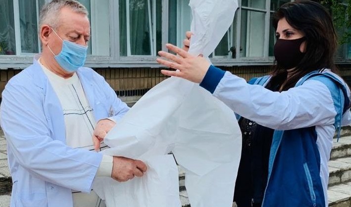 На Харківщині “Європейська Солідарність” передала захисні костюми для медиків від Фонду Порошенка