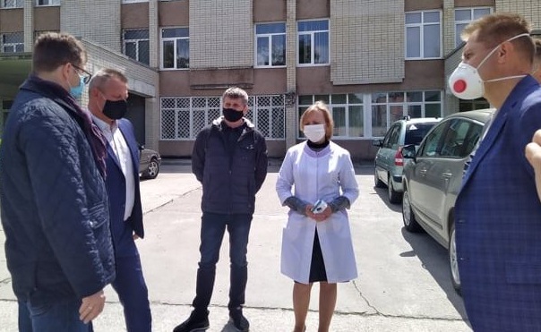 Чергову партію захисних костюмів від Порошенка передали медикам Хмельниччини