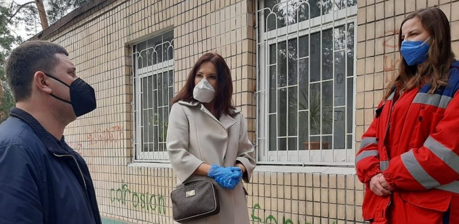 “Європейська Солідарність” передала захисні костюми від фонду Порошенка в центр екстреної меддопомоги на Обухівщині
