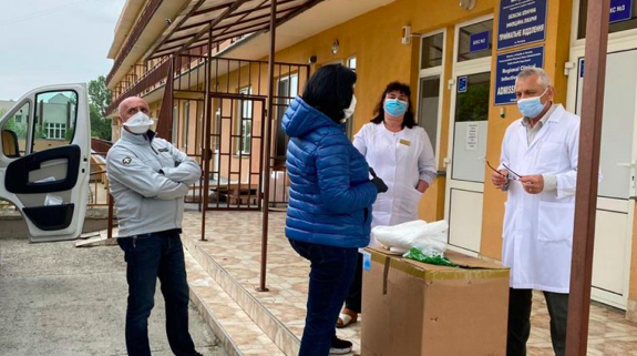 На Закарпатті в районні лікарні передали захисні костюми для медиків від Порошенка