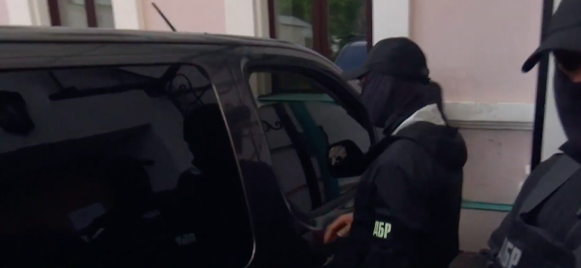ДБР заблокувало автівкою вхід до музею Гончара