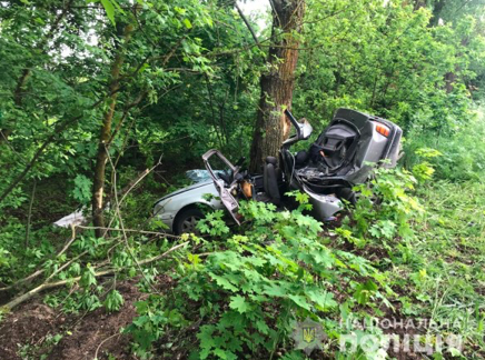 На Київщині нетверезий влетів у дерево: є жертви