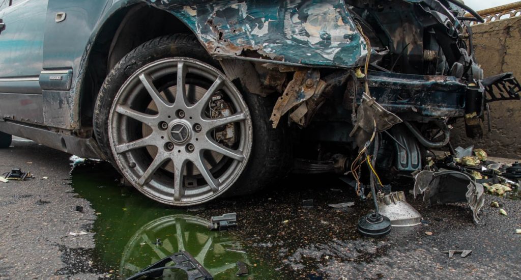 В Днепре Mercedes на скорости влетел в отбойник: жуткие фото и видео
