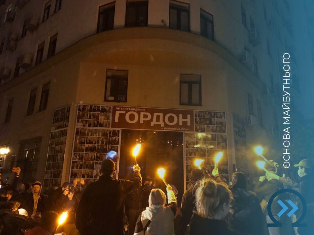 Интервью с Гиркиным: под офис Гордона пришли протестующие