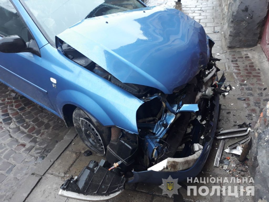У центрі Львова автомобіль протаранив старовинний будинок, є постраждалі: подробиці та фото