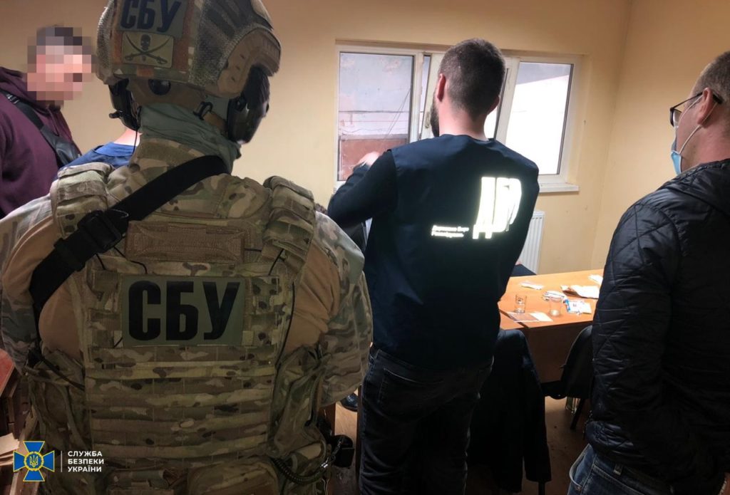 Правоохоронці викрили масштабну корупційну схему на митниці в ...