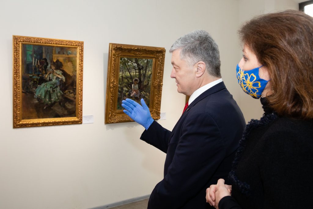 Петро Порошенко запросив українців відвідати виставку картин у музеї Івана Гончара: відео