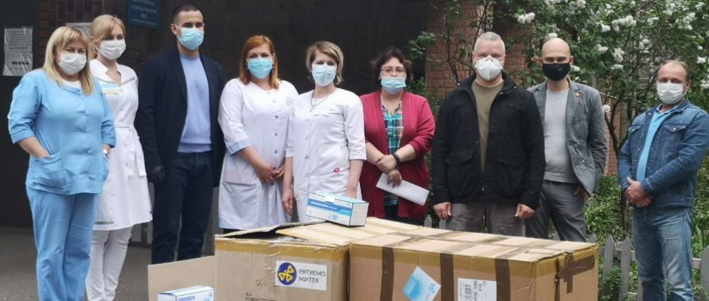 Захисні костюми для лікарів сьогодні як бронежилети для військових на передовій –Забродський передав лікарям Дніпропетровщини захисні засоби від Фонду Порошенка