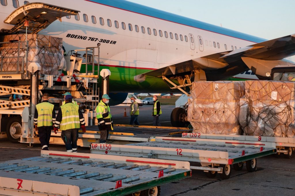 З початку пандемії коштами Порошенка закуплено 130 тисяч захисних костюмів. Чергова партія вчора прибула до України