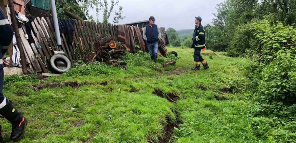 На Львівщині негода спричинила зсув ґрунту біля будинку