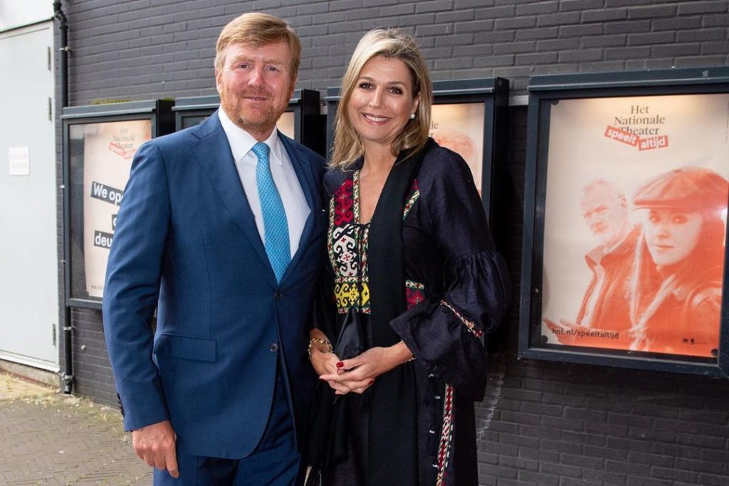 Королева Нідерландів одягнула в театр вишиту сукню: фото
