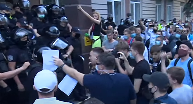 Справа Стерненка: під будівлею суду сталися сутички між правоохоронцями та активістами