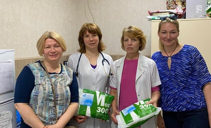 Геращенко та Іонова передали захисні костюми від Порошенка лікарям “Охматдиту”