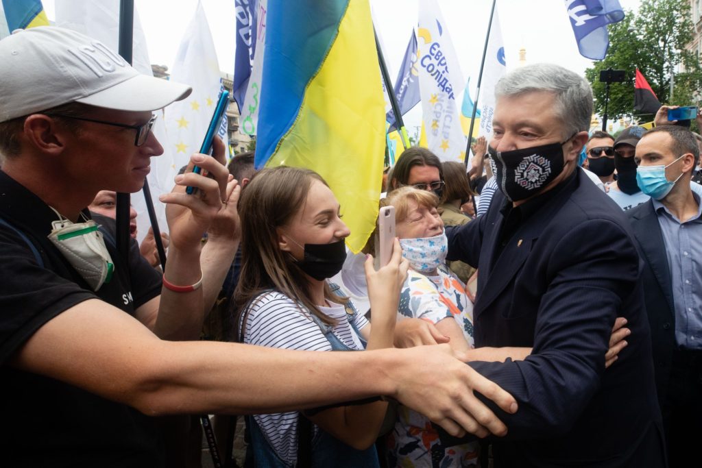 Що може означати переслідування Петра Порошенка для української демократії?