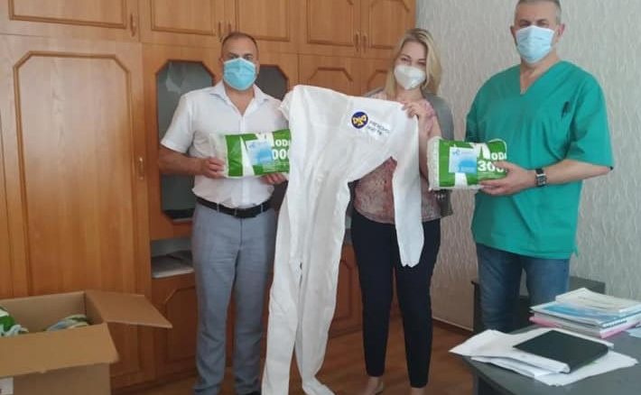 Нардеп Іонова передала районній лікарні Жашкова захисні костюми від Порошенка