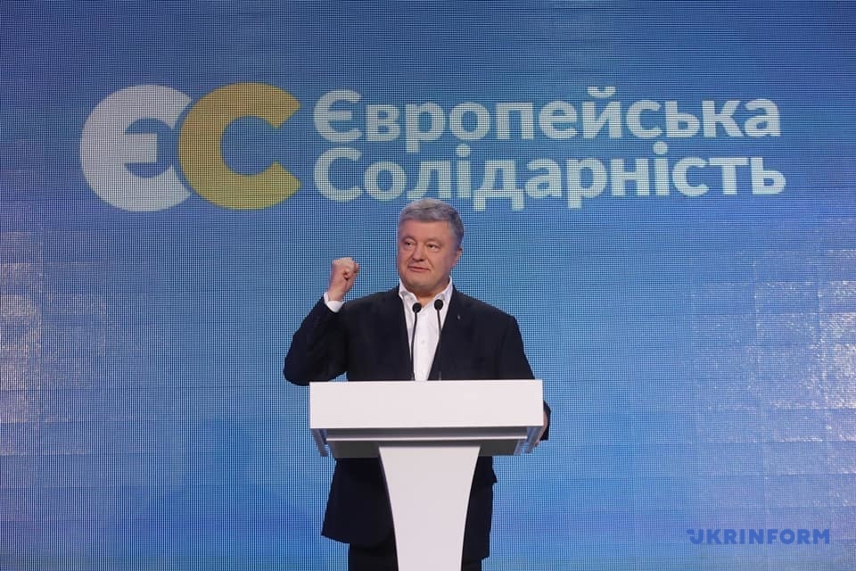 Зеленський втрачає, Порошенко росте – КМІС оприлюднив свіжі рейтинги