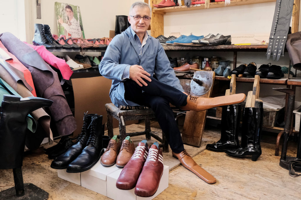 Кумедне та незручне. Румунський чоботар робить гігантське взуття 75 розміру: фото та відео