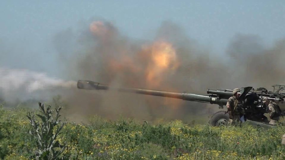 Відбили ворожий наступ: фото та відео масштабних навчань ЗСУ під Маріуполем