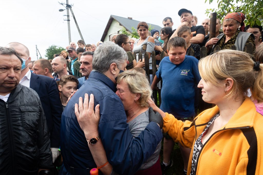 У День Конституції Порошенко привіз допомогу на Прикарпаття у зруйновані повінню села