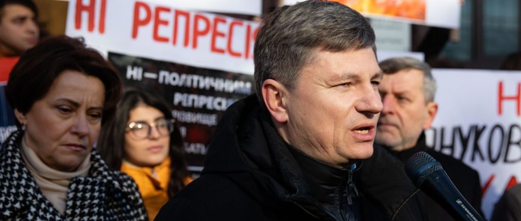 Артур Герасимов під стінами ДБР: ловіть “мишей”, які “з’їли” 2700 вагонів зерна, а не Порошенка