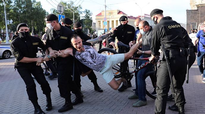 У Білорусі під час акцій протесту затримали майже 300 людей