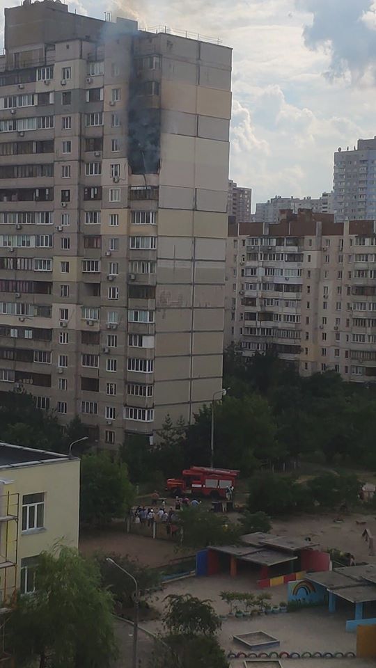 На столичних Позняках горить будинок: минулого тижня по сусідству стався вибуху газу