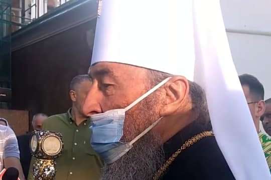 У Києво-Печерській лаврі влаштували масове богослужіння без масок і з цілуванням ікон: відео