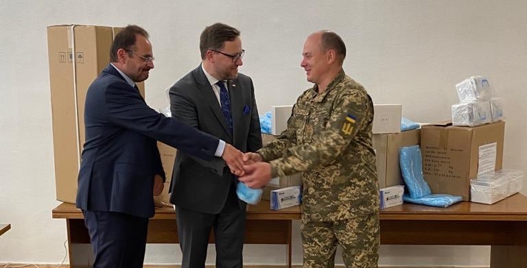 Польща передала київському військовому госпіталю медобладнання для боротьби з COVID-19