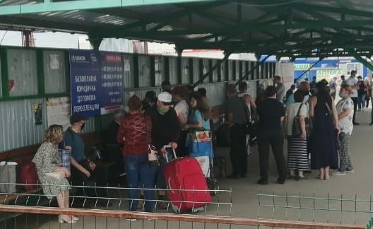 Біля КПВВ “Мар’їнка” бойовики четверту добу не пускають додому двох мешканців окупованого Донецька