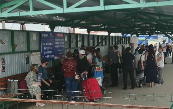 Высаживают из автобуса: в «ДНР» ограничили въезд в Украину детям старше 14 лет